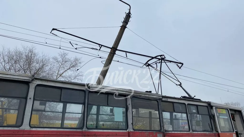 В Бийске столб упал на трамвай - Информационный портал "Бийский рабочий", 27.03.2026