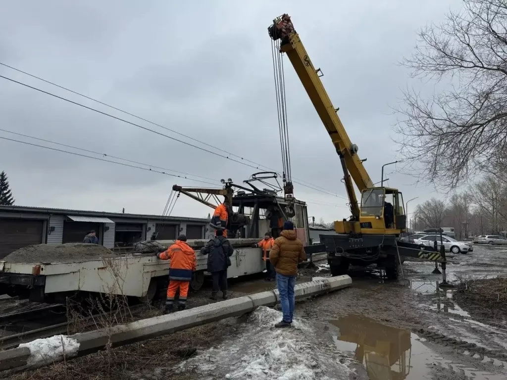 Мэрия Бийска прокомментировала инцидент с падением столба на трамвай - Информационный портал "Бийский рабочий", 27.03.2026