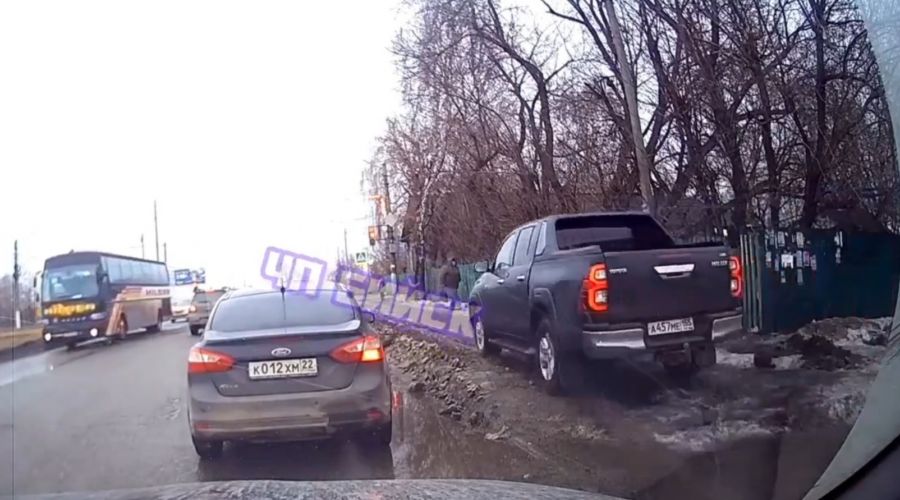 В Бийске водитель внедорожника решил "срезать путь" по тротуару с людьми