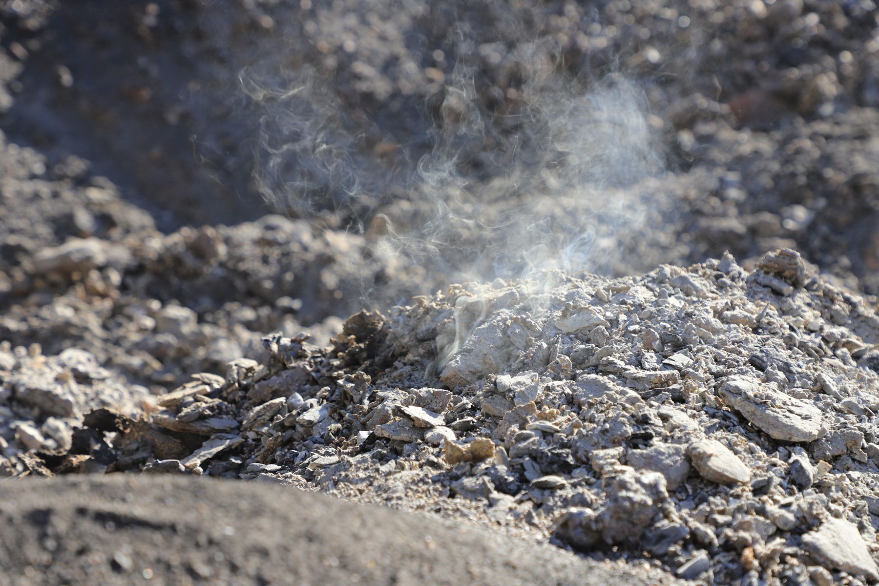 Рядом с домами - котельная. Горящая зола здесь не редкость.