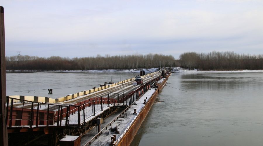 В Бийске развели понтонный мост
