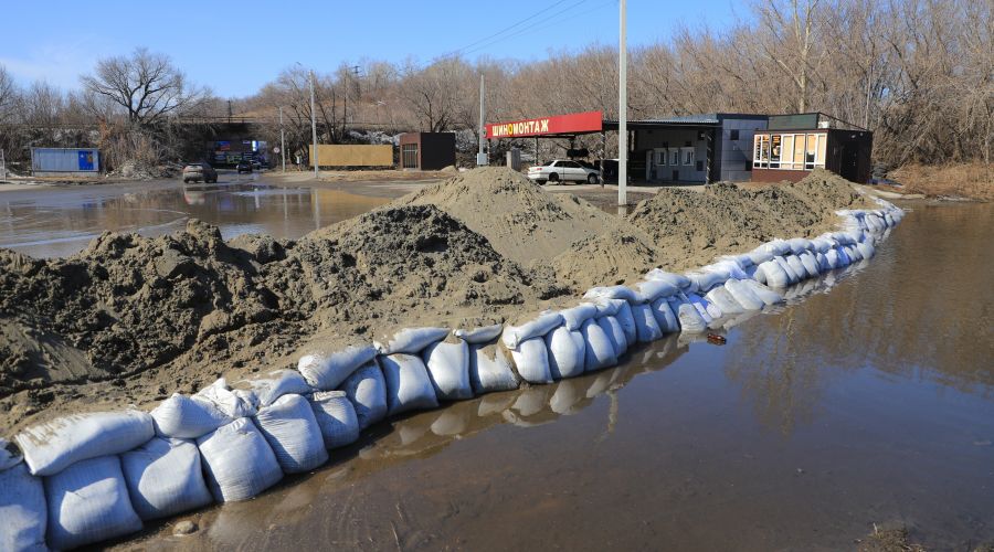 Откуда появилась вода рядом с временной дамбой у Голубого Дуная