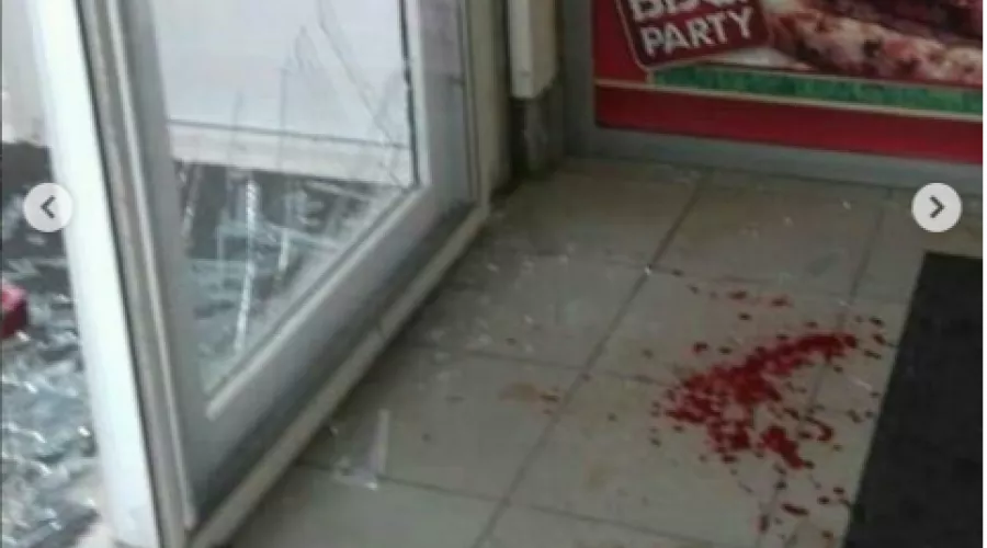 Покупатель разбил стеклянную дверь в бийском торговом центре 