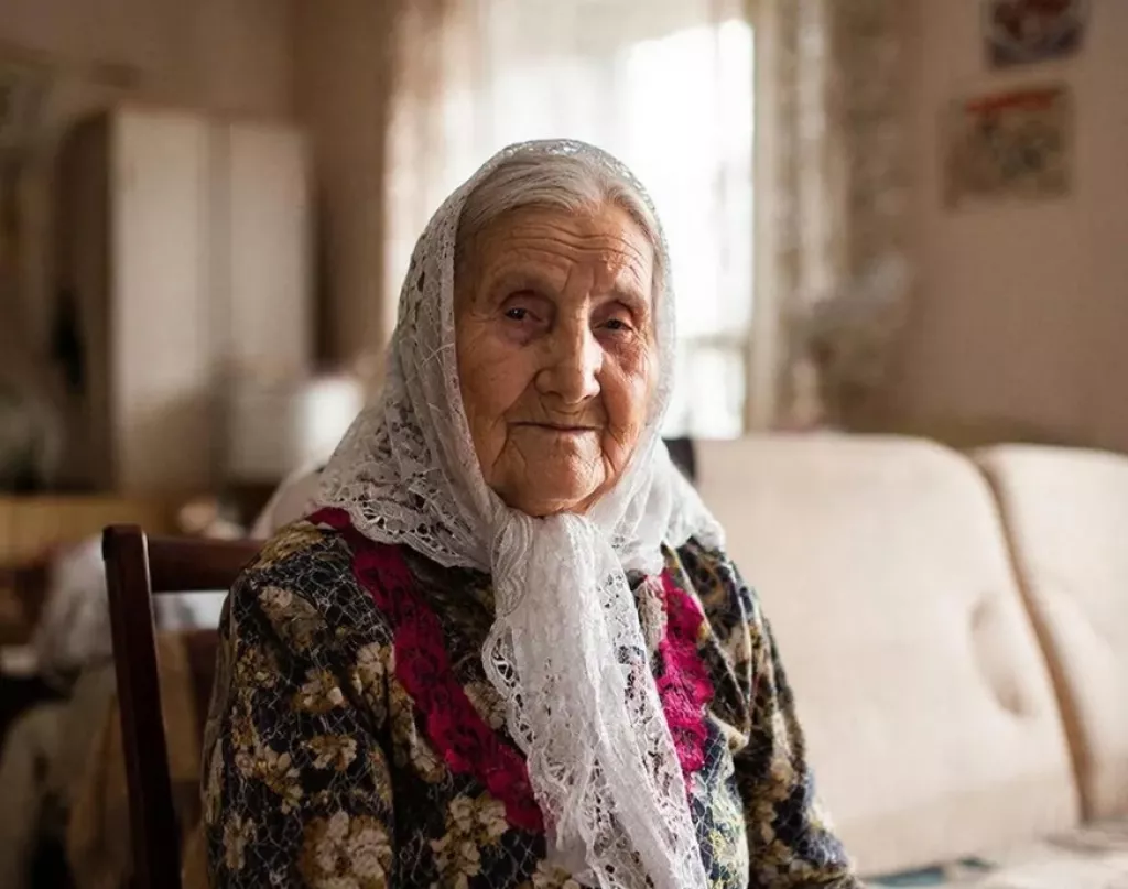 Баба-ягодка опять: волонтер из Бийска нарядила бабушек из дома престарелых - Информационный портал "Бийский рабочий", 02.04.2026