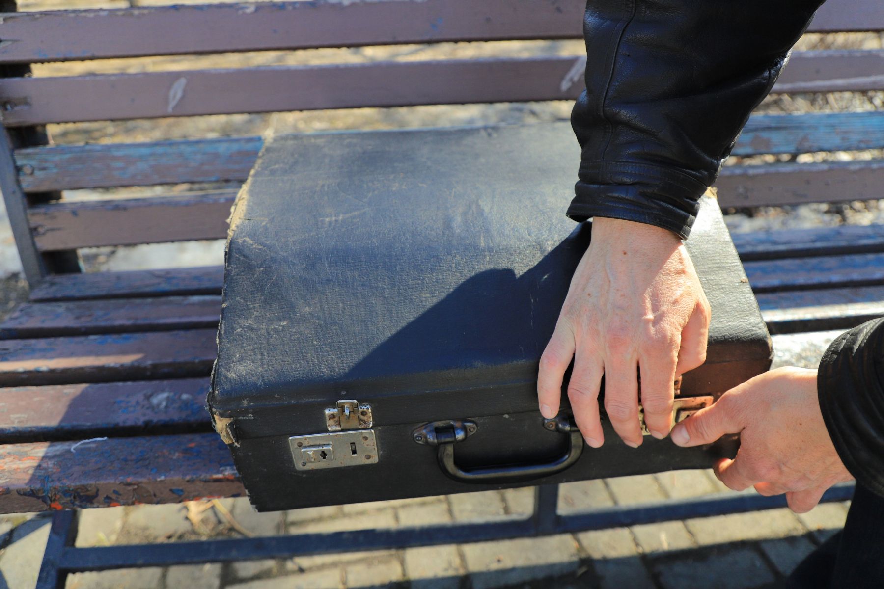 Уличный музыкант. Музыкальный инструмент. Чемодан