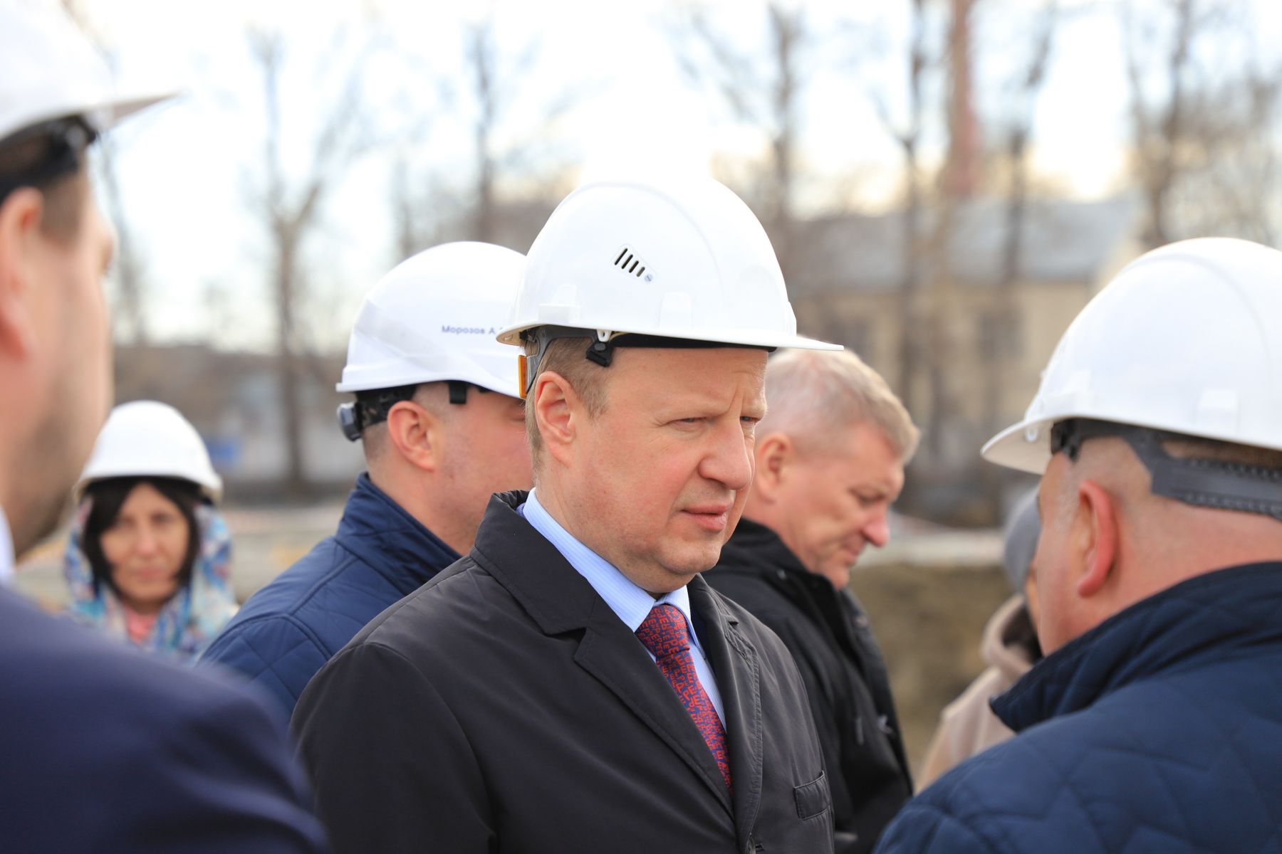 Губернатор Виктор Томенко пообщался с подрядчиками. 