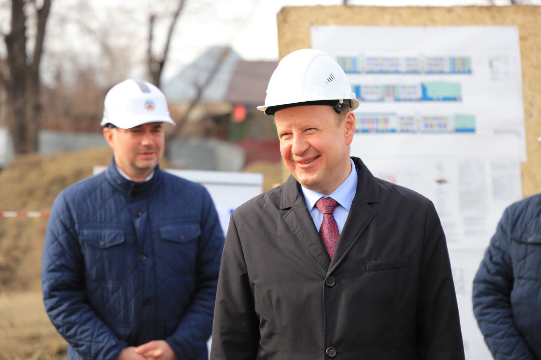 Губернатор Виктор Томенко на площадке строительства здания школы №31.