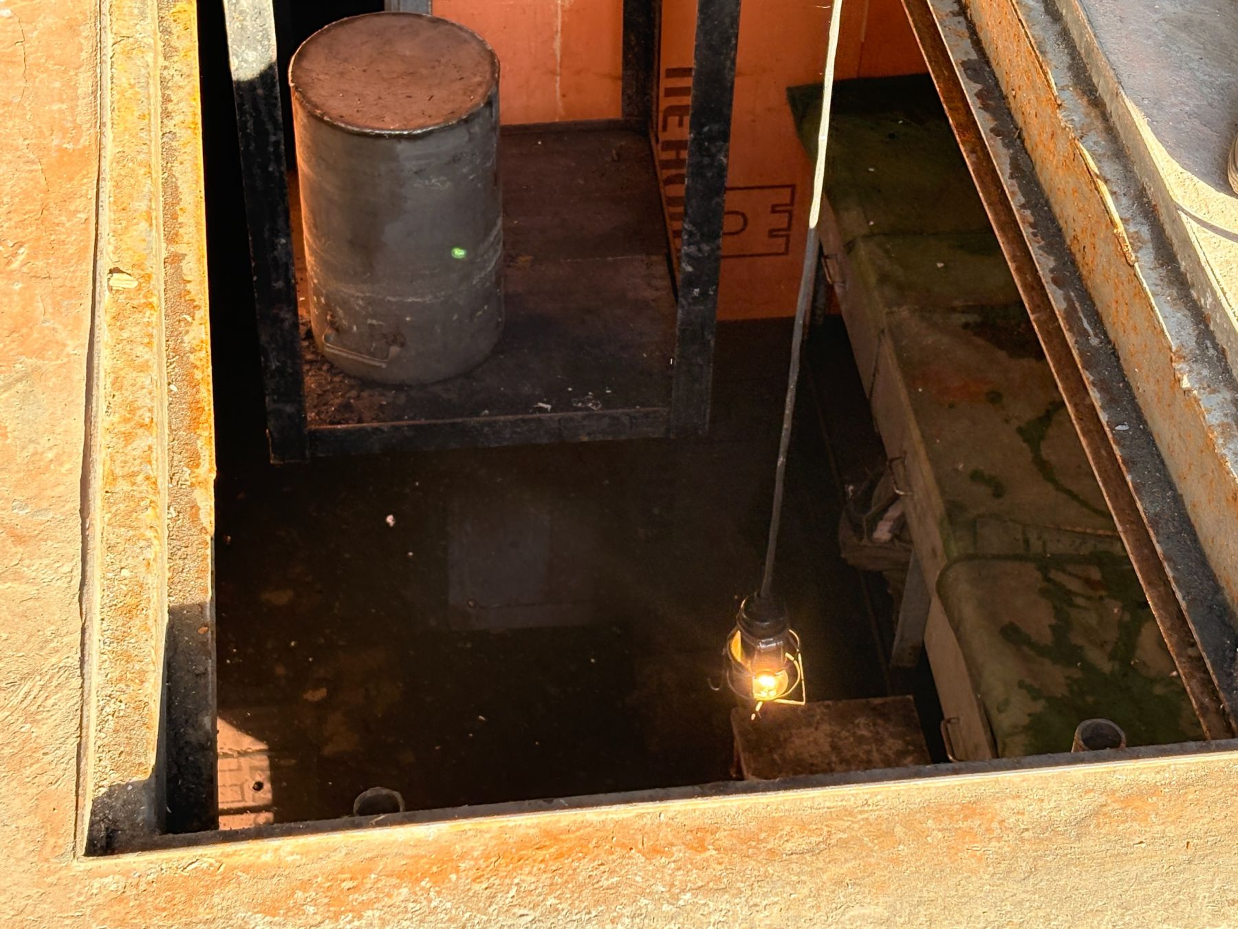 Сейчас в большинстве погребов и смотровых ям в ГСК - только грязная вода