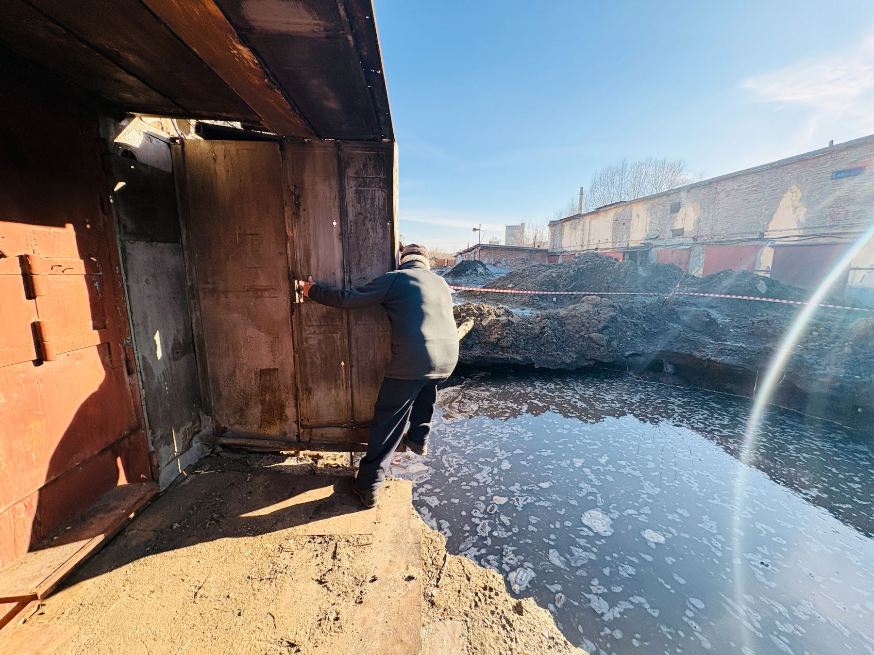 Владельцы гаражей не могут попасть в них 