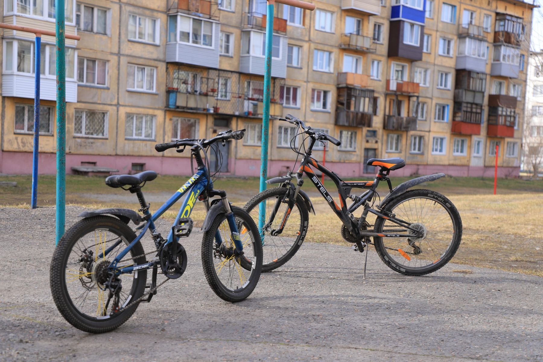 Пятиэтажки. Дом. Детская площадка. Велосипеды.