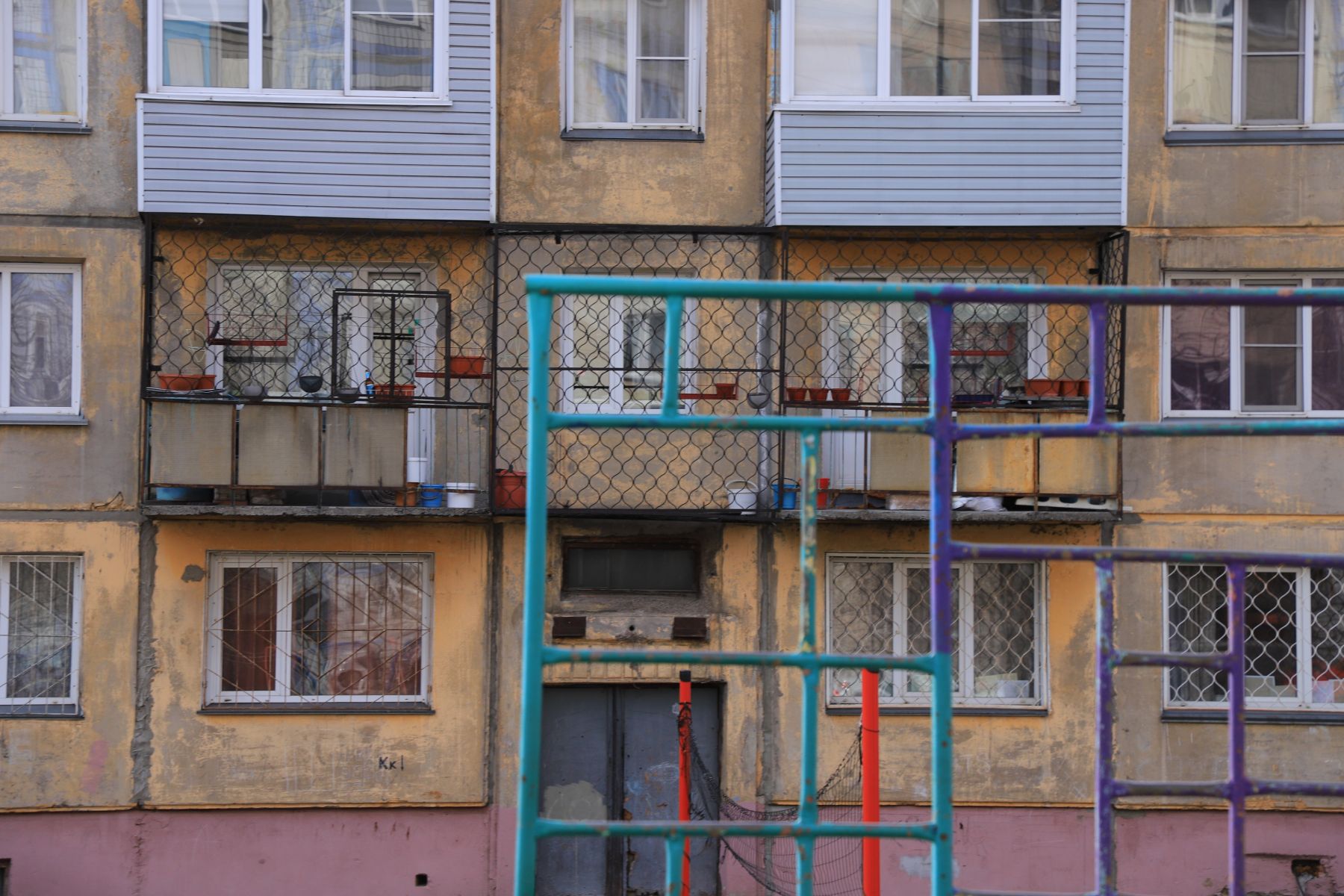 Пятиэтажки. Дом. Детская площадка. 