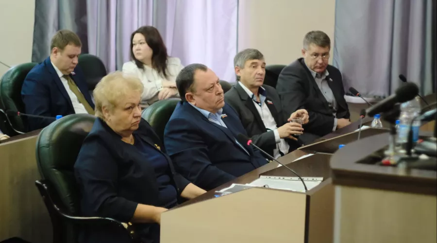 Своих не сдали: депутаты Бийска сохранили кресла за 17 коллегами