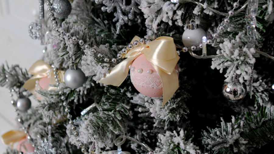 Елочные шары сейчас популярны в бледно-розовом, бежевом и серых оттенках, многие украшения декорируются кружевом, пайетками, бусами