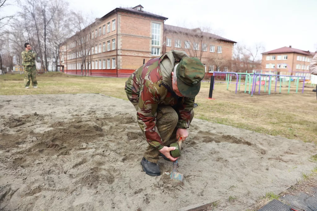 В спортзале - дроны, а возле школы - мины: в Бийске прошла игра "Зарница" - Информационный портал "Бийский рабочий", 16.04.2026