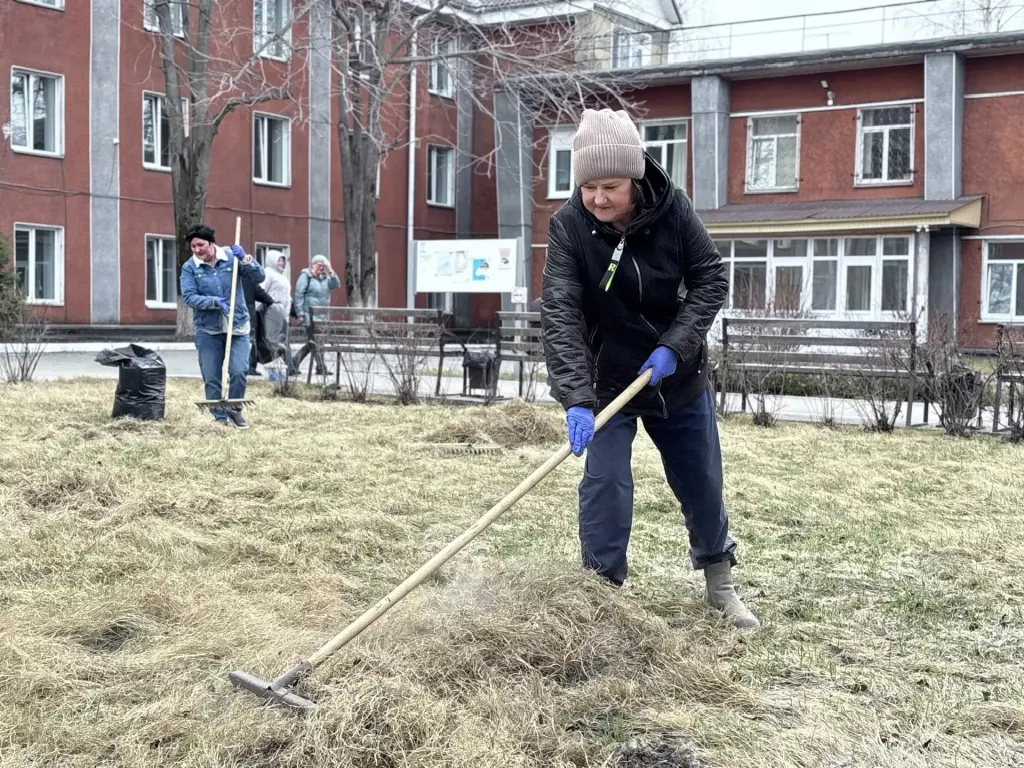Сотрудники горбольницы № 2 провели на субботник - Информационный портал "Бийский рабочий", 16.04.2026