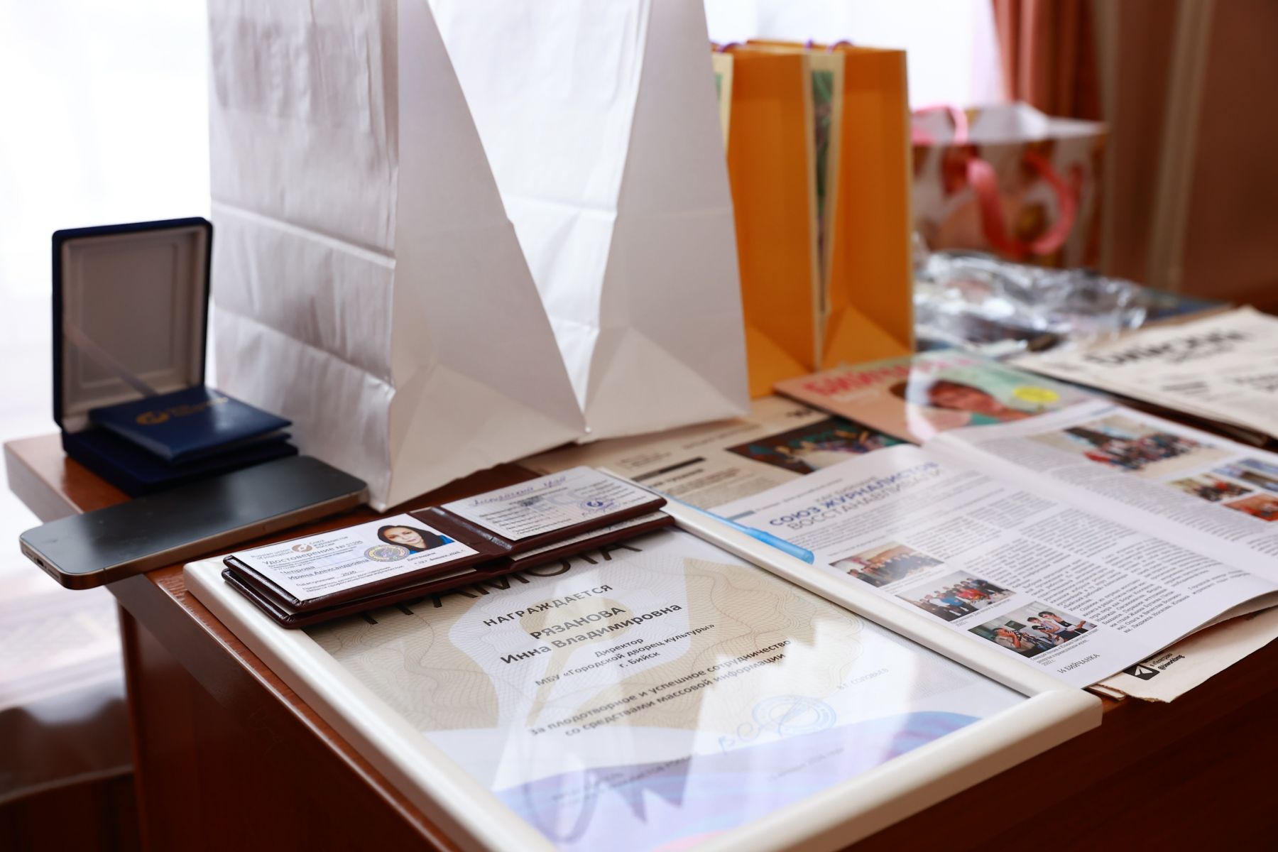 Для всех награжденных и только что принятых в Союз журналистов - подарки с атрибутикой СЖР