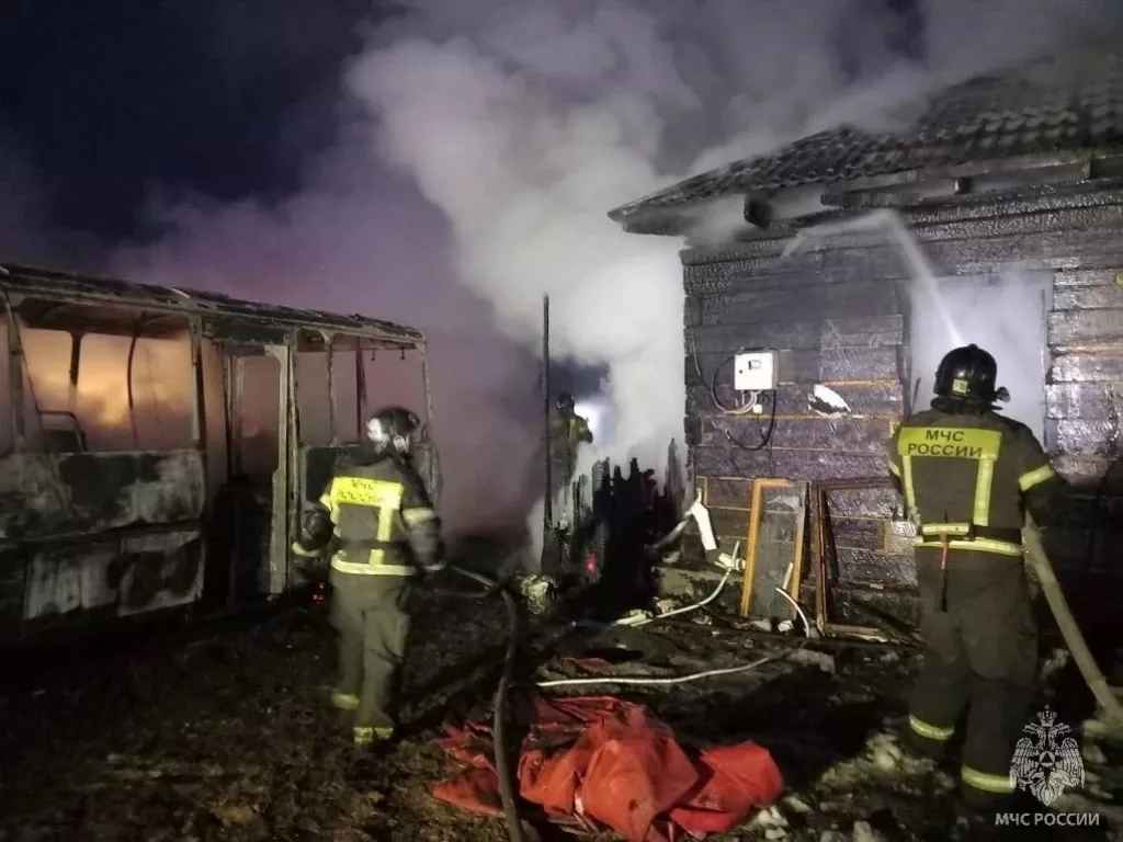 В Алтайском крае из-за возгорания автобуса произошел пожар в жилом доме - Информационный портал "Бийский рабочий", 17.04.2026