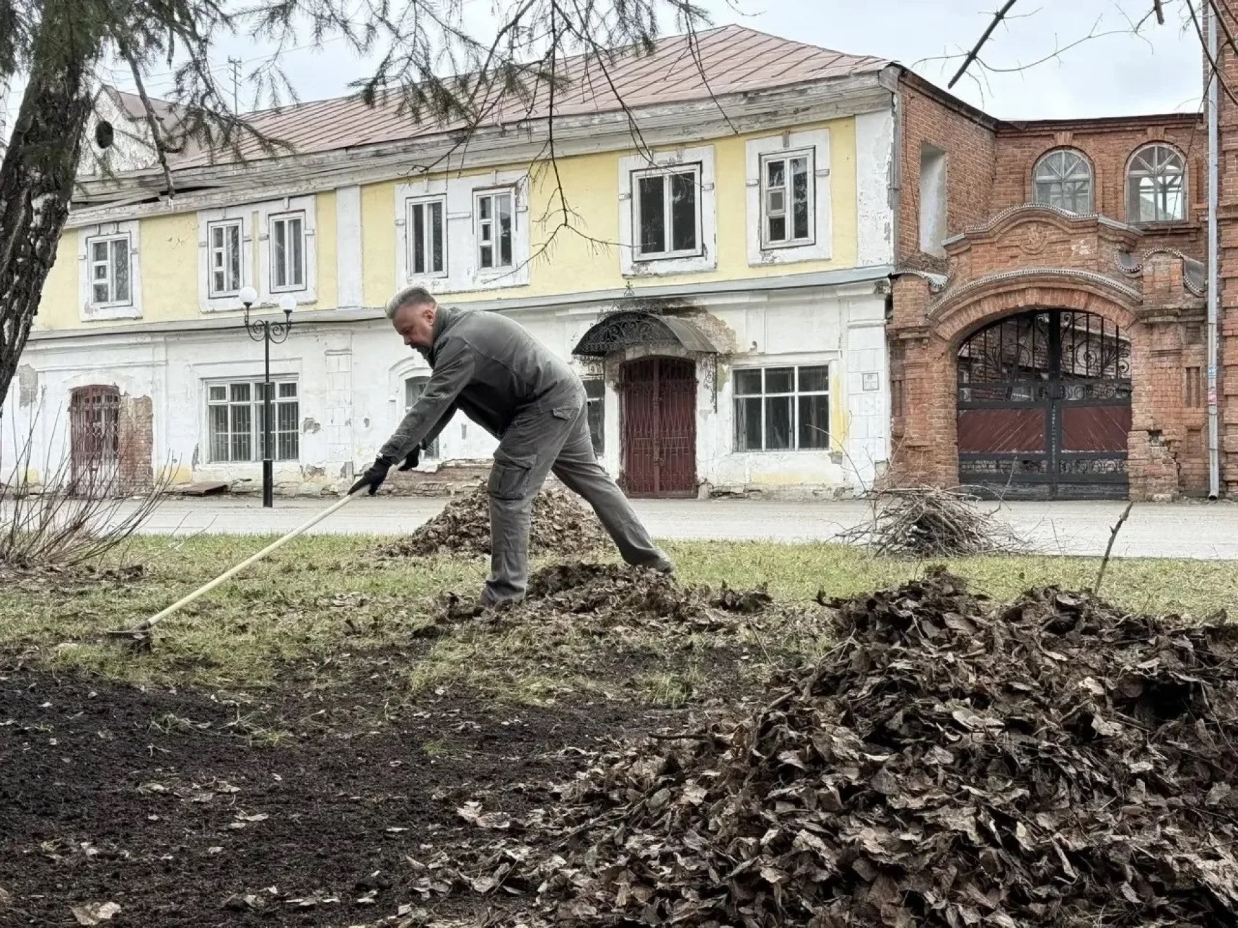В Бийске продолжаются общегородские субботники