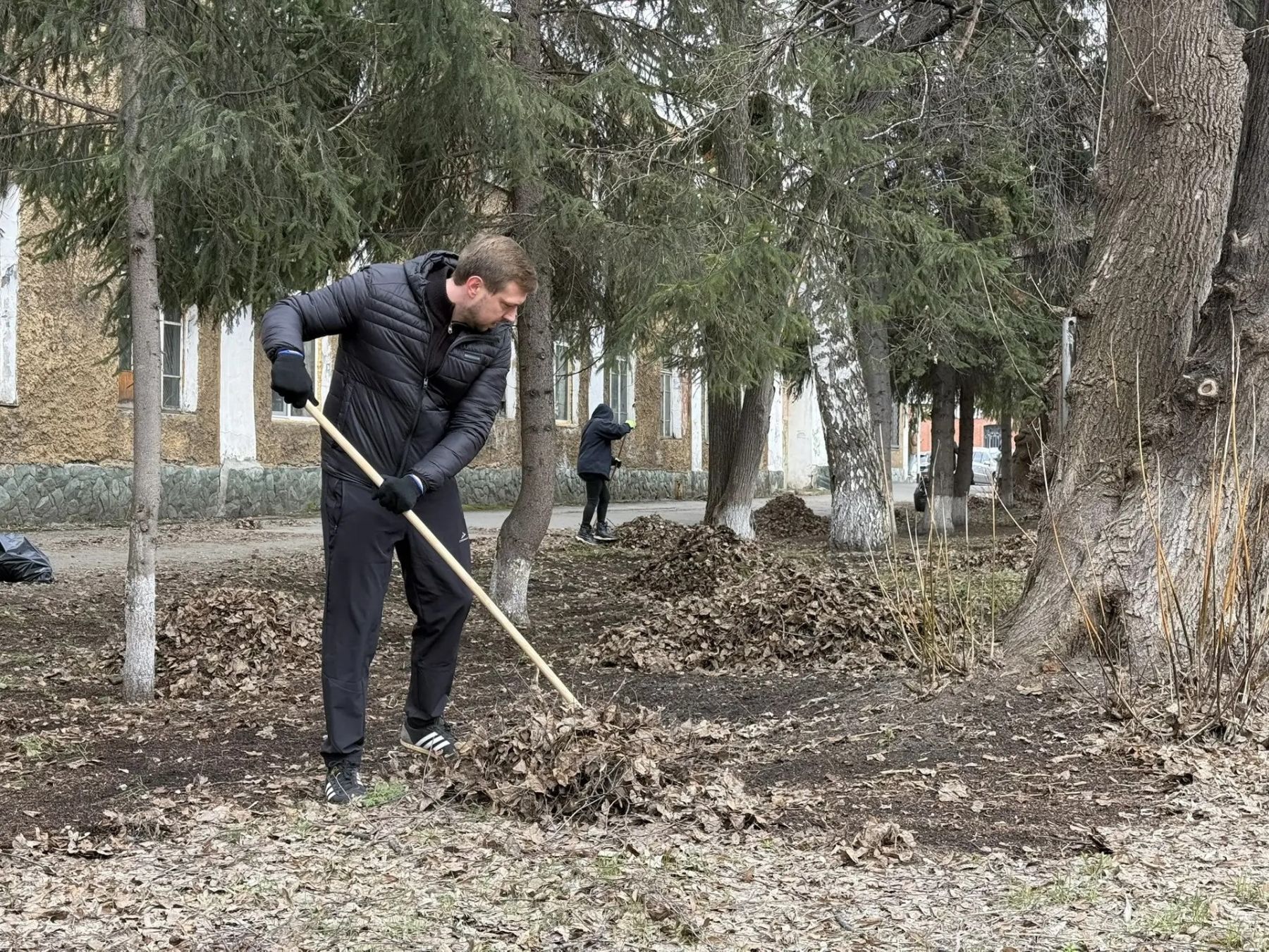 В Бийске продолжаются общегородские субботники