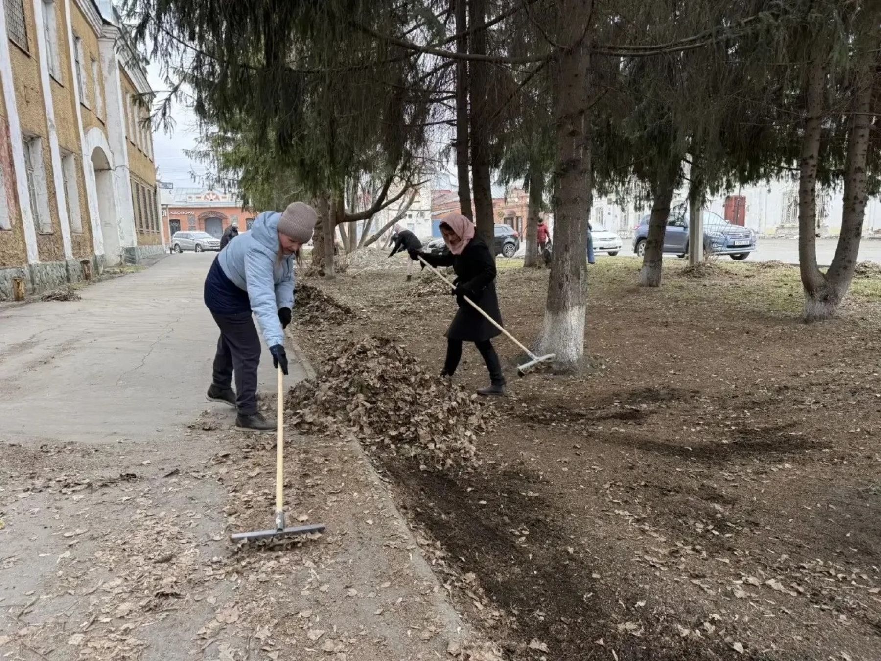 В Бийске продолжаются общегородские субботники