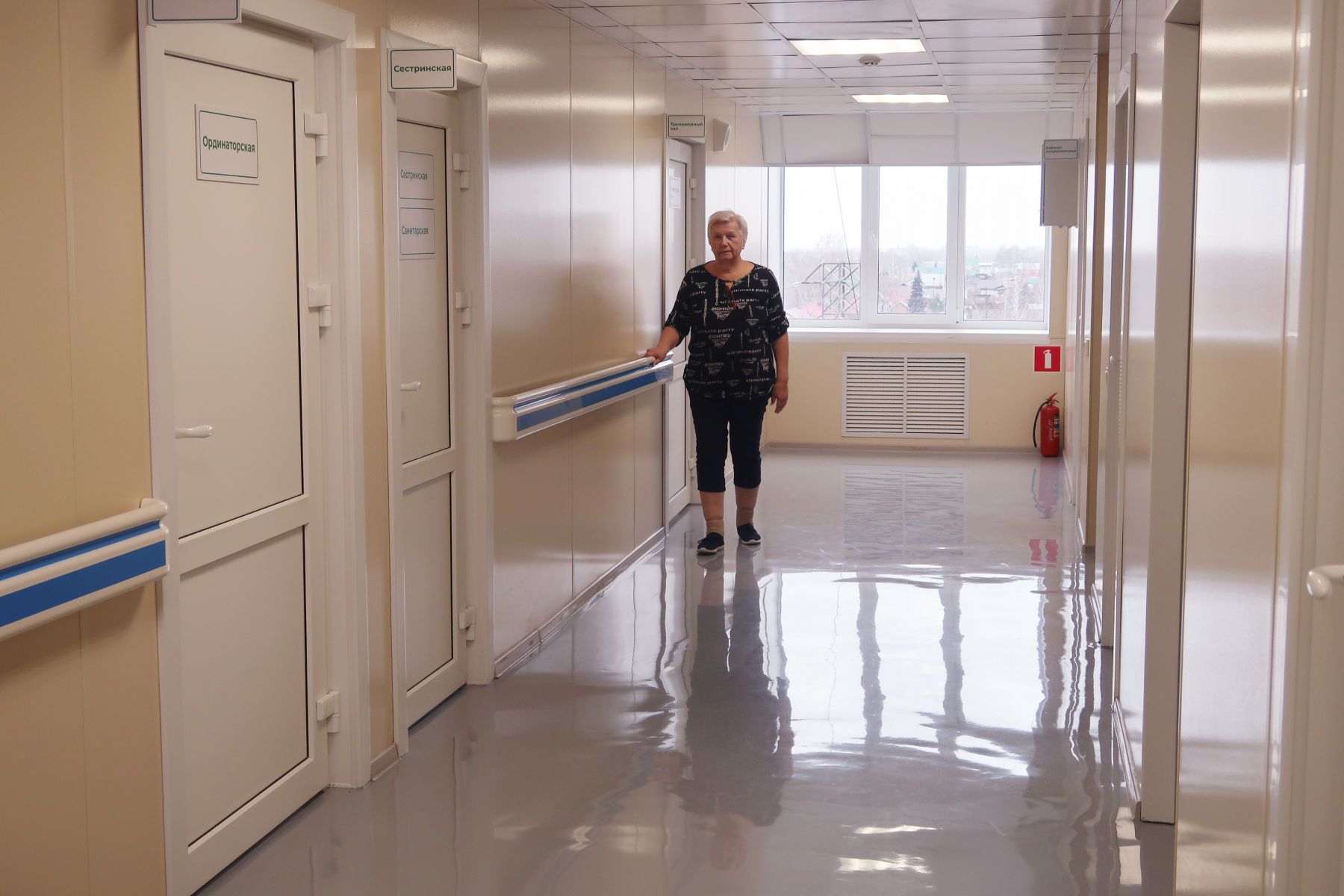 В коридорах есть специальные поручни и кнопки вызова врача