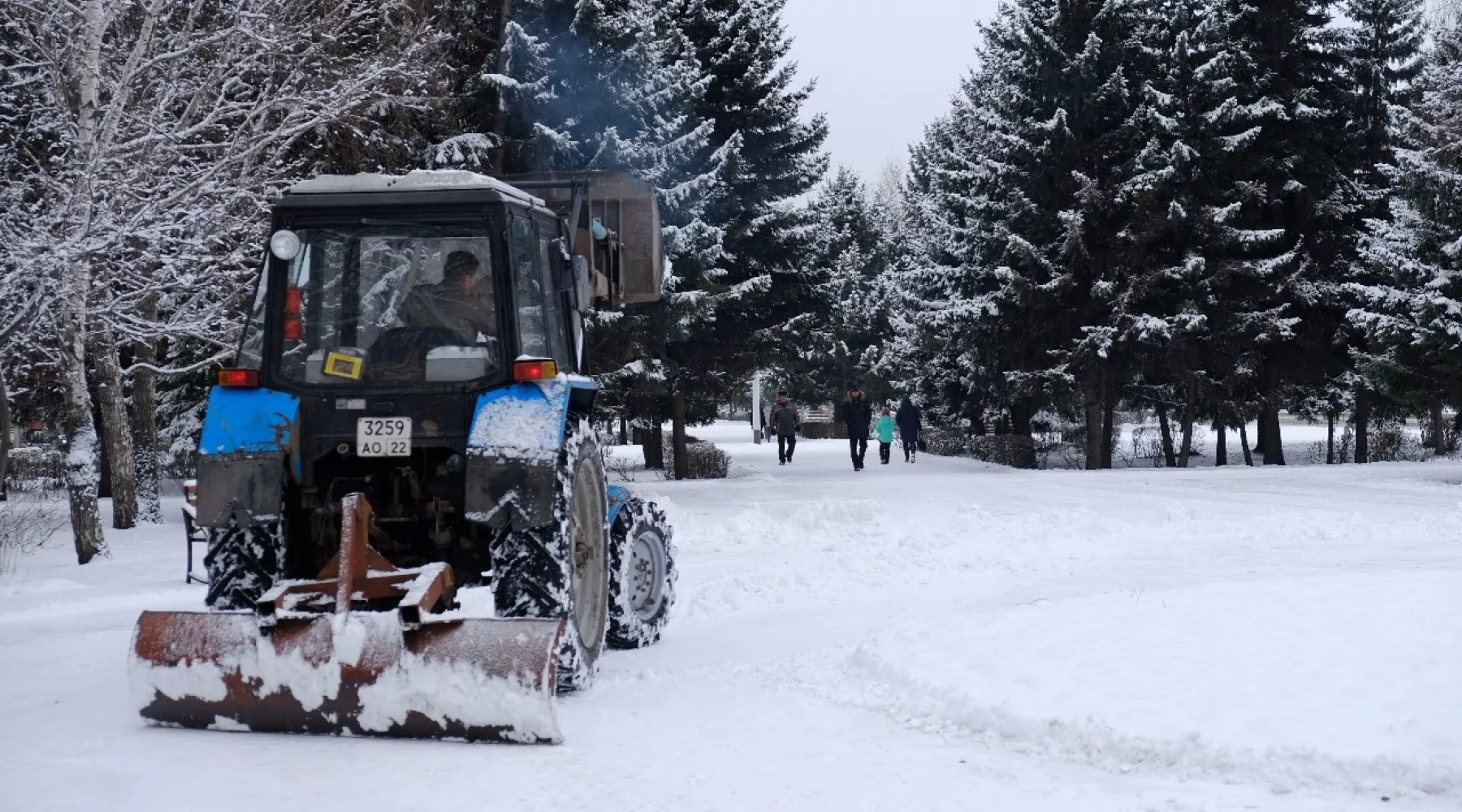 Уборка снега идет на тротуарах и пешеходных переходах