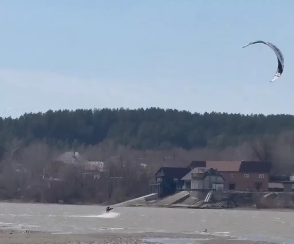 Покорители стихий: бийские кайтсерферы открыли сезон на реке - Информационный портал "Бийский рабочий", 20.04.2026
