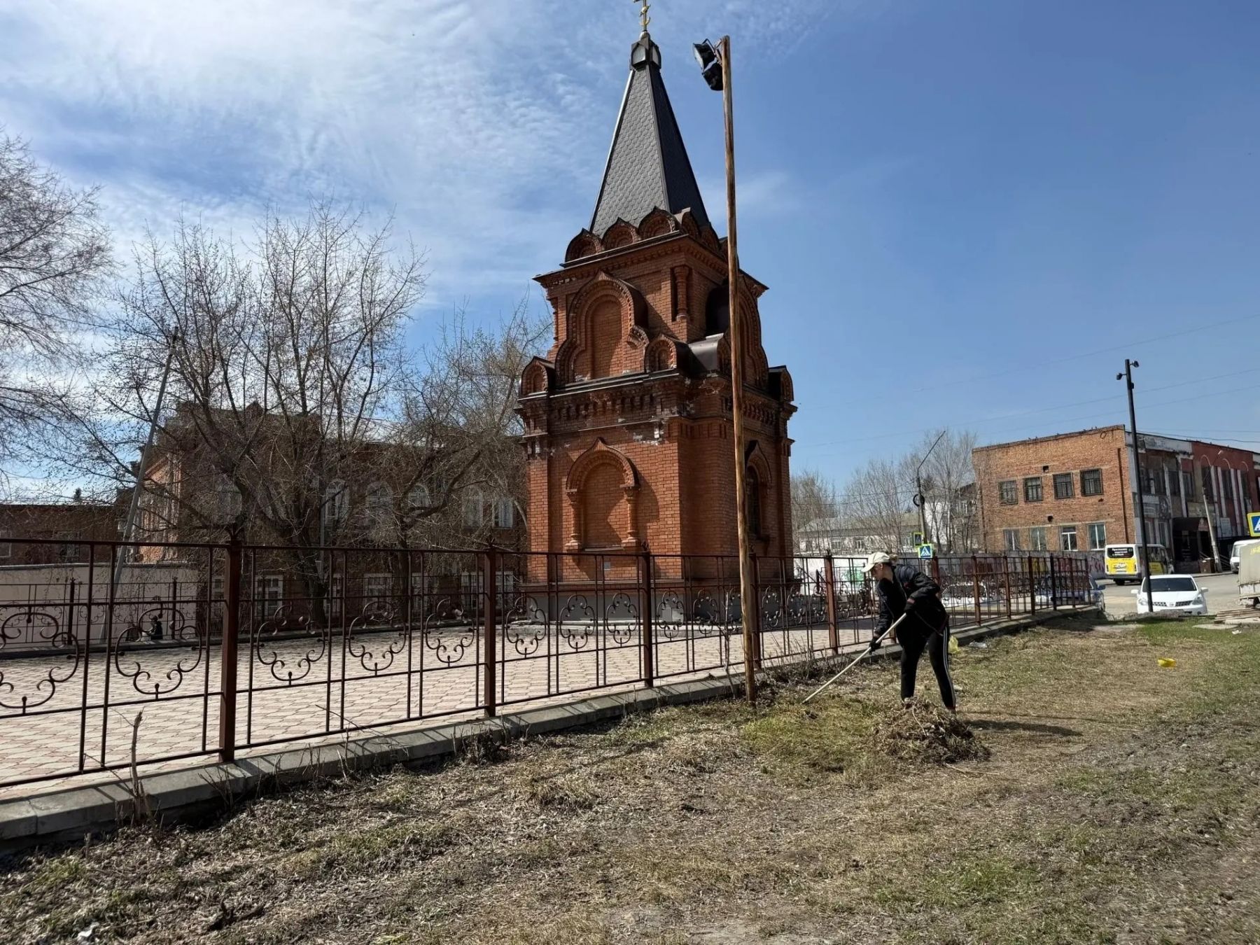 В Бийске в рамках субботника привели в порядок сквер Фомченко
