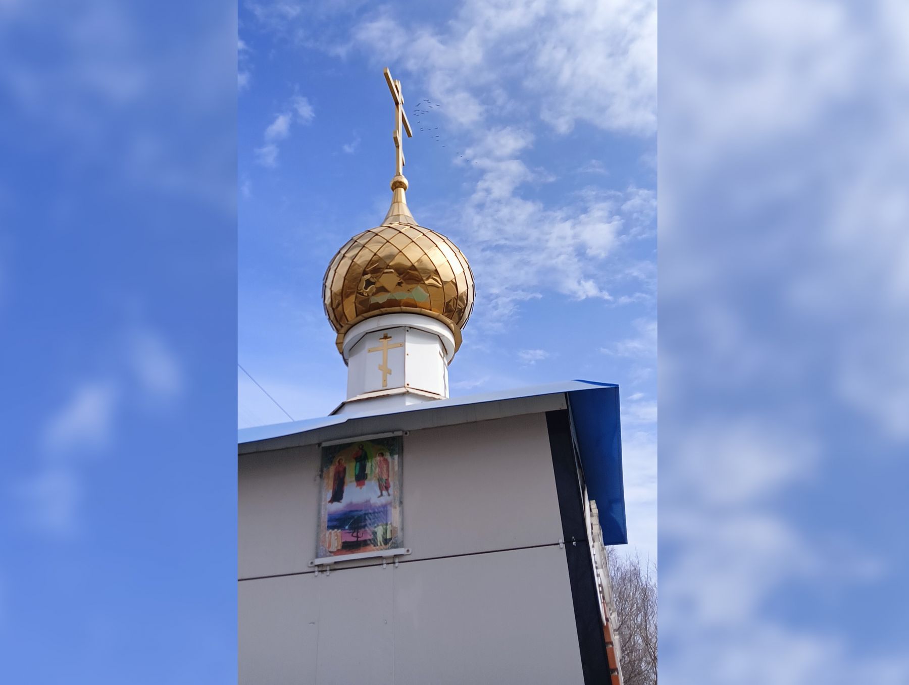 Над звонницей пролетает стая журавлей