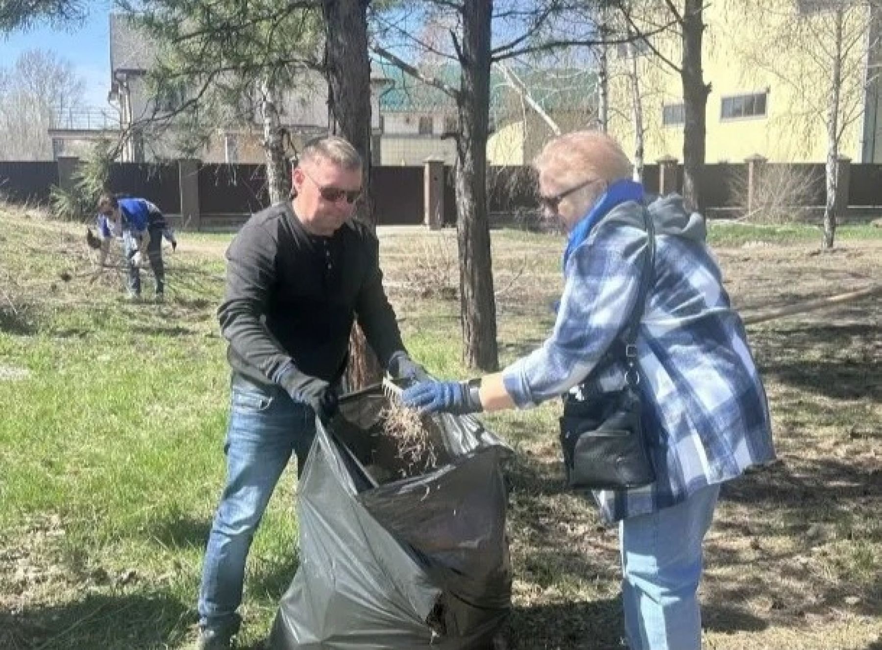 В Бийске на территории парка «Победы» провели субботник
