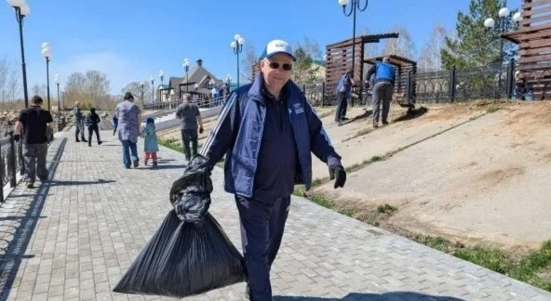 В Бийске на территории парка «Победы» провели субботник