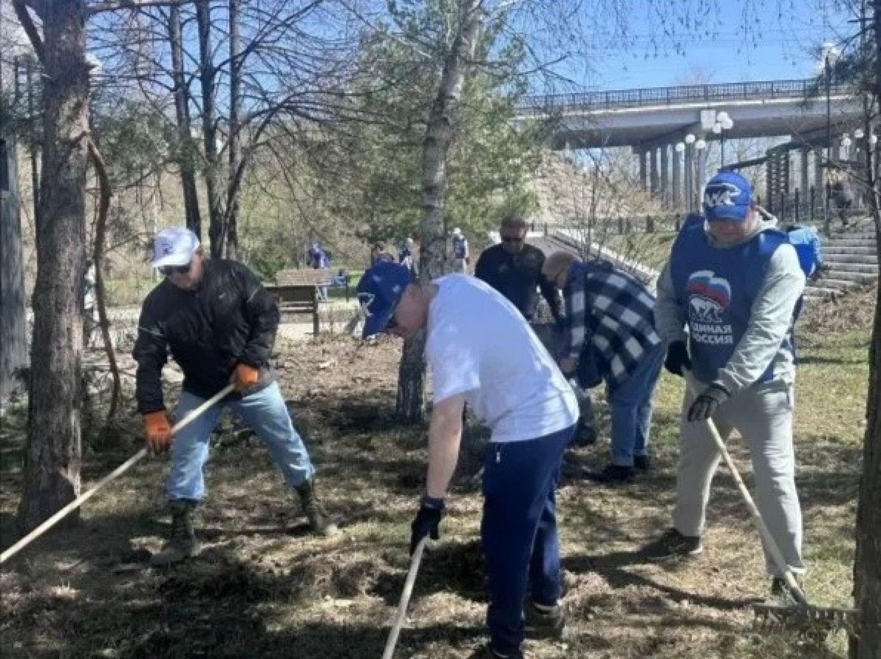 В Бийске на территории парка «Победы» провели субботник