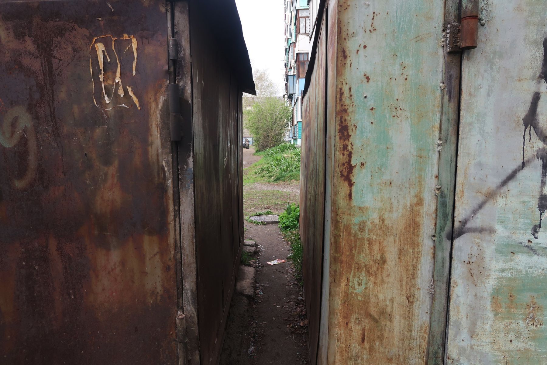 Чтобы пройти к дому, многие "протискиваются" между гаражами, сокращяя путь