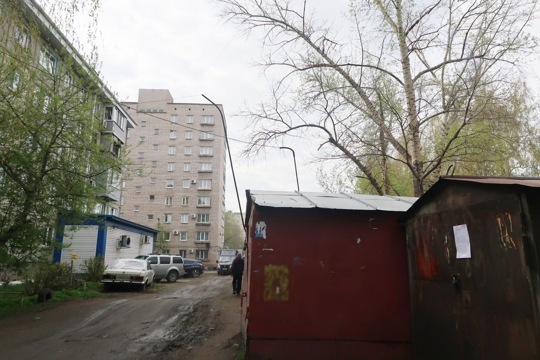 Прямиком к гаражу от жилого дома ведут провода