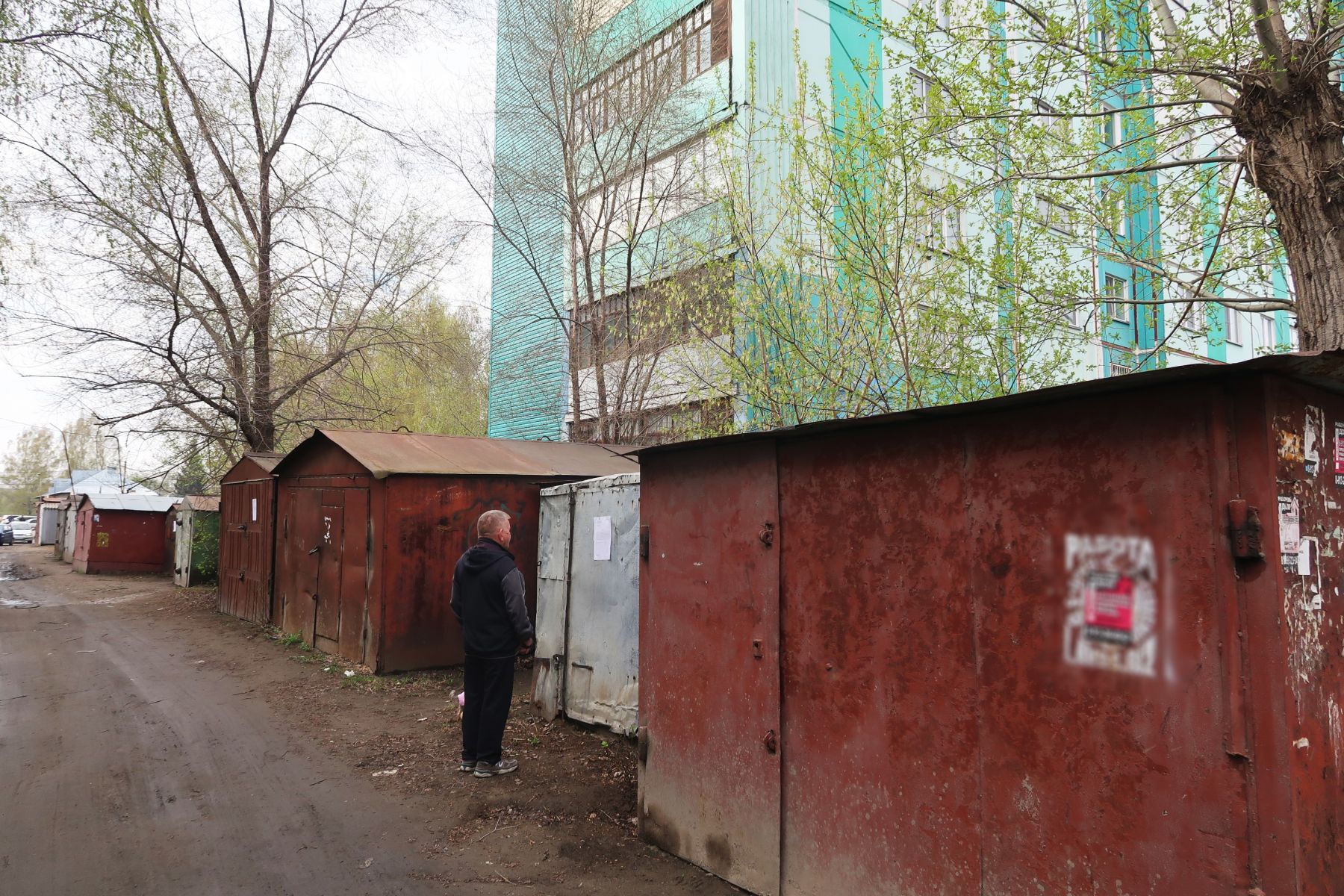 Сотрудники администрации оставили уведомления для владельцев гаражей