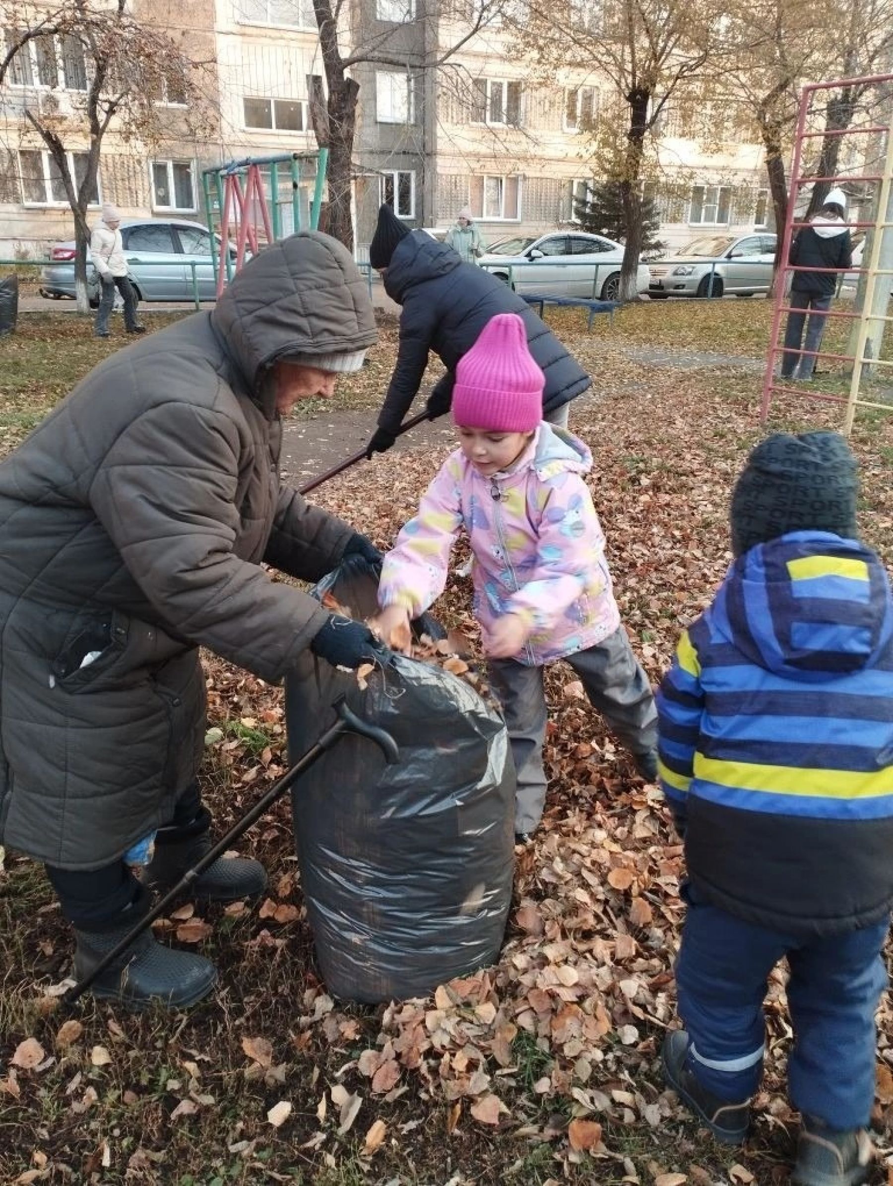 Субботник во дворе.