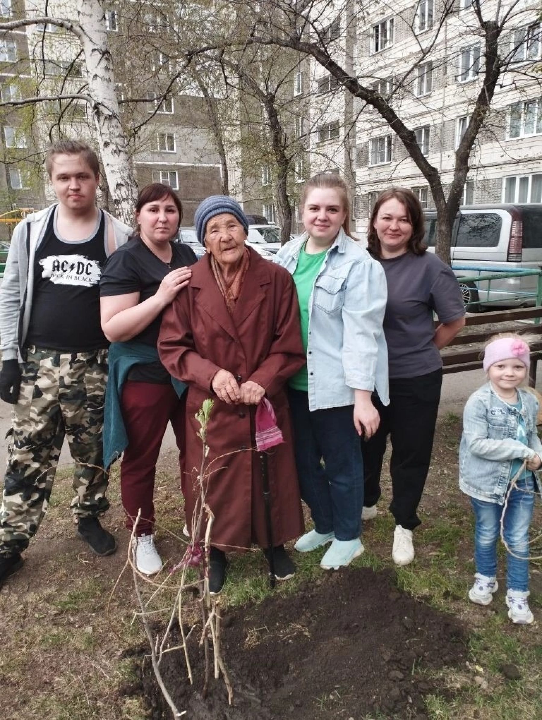 На посадку деревьев выходили всем домом. В центре - бабушка Поля. 