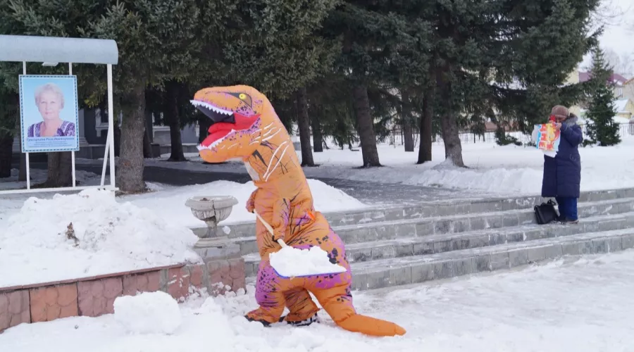 Житель Змеиногорска в костюме динозавра чистил снег у городской администрации 