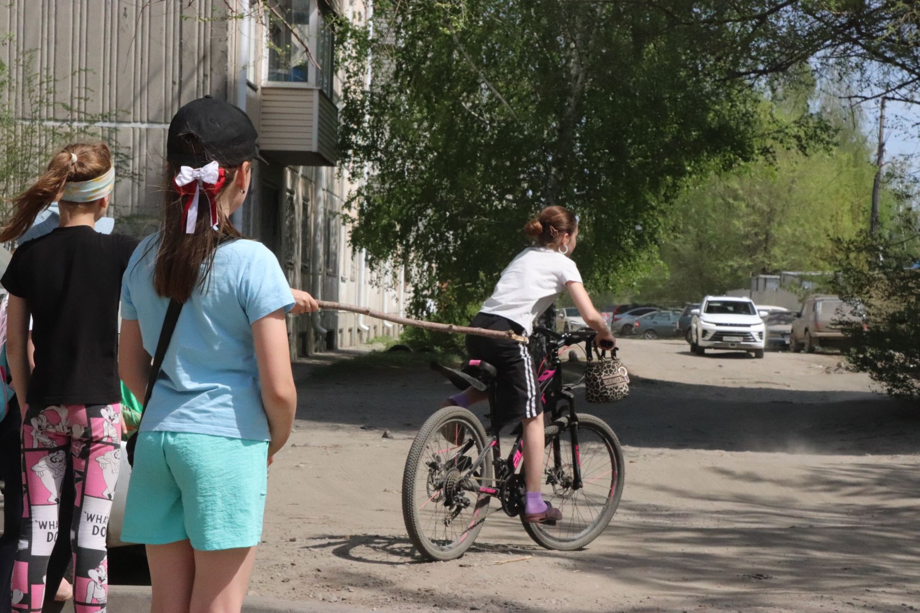Двор бийских пятиэтажек превратился в настоящую дорогу. 