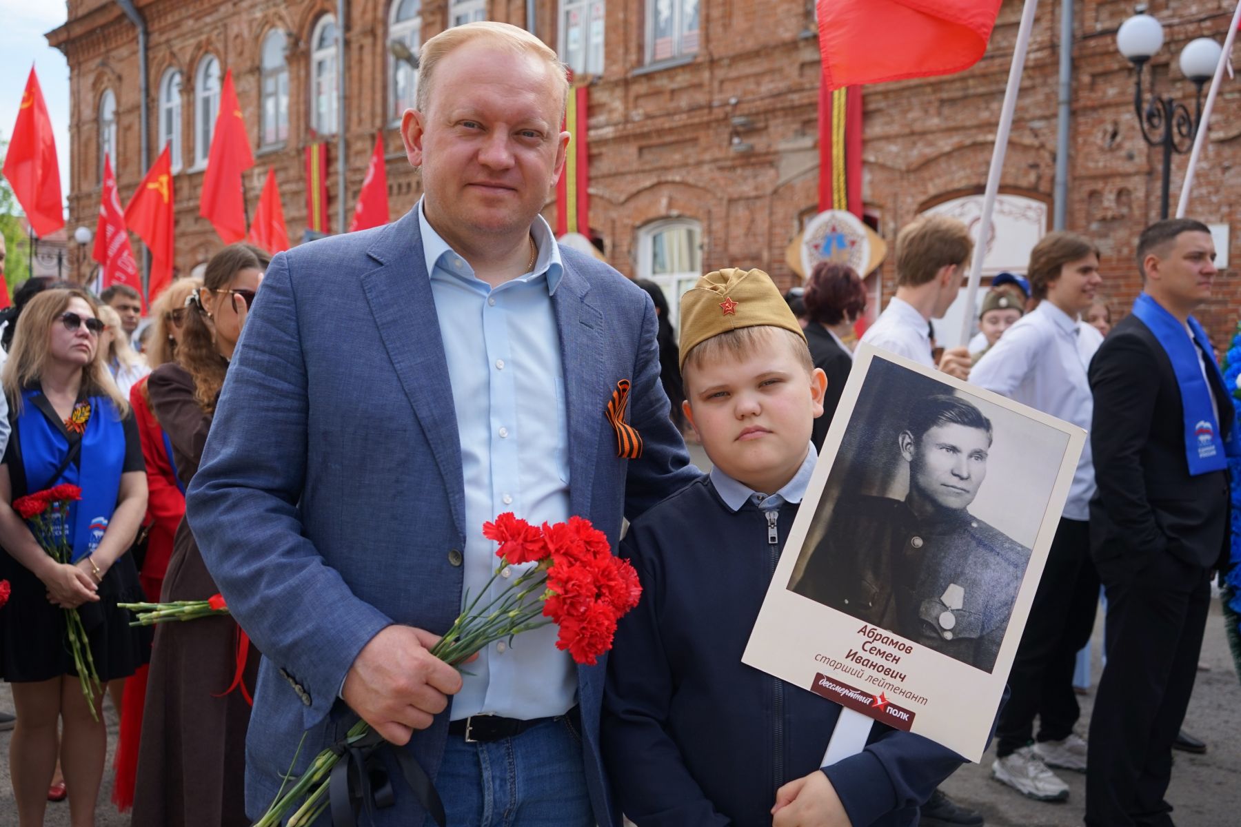 Андрей Абрамов прошел в колонне "Бессмертного полка" с сыном Александром