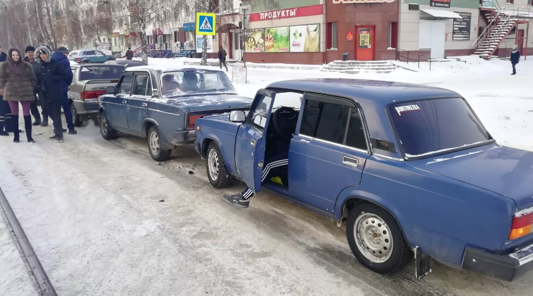 Четыре автомобиля столкнулись на улице Мерлина