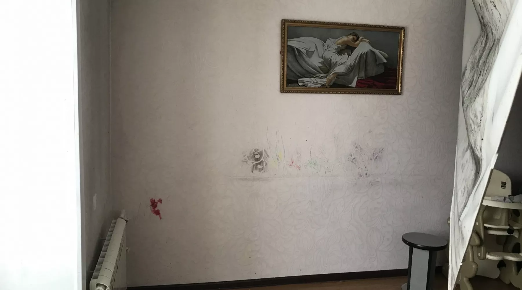 Двухлетнего малыша чуть не придавило рухнувшим потолком