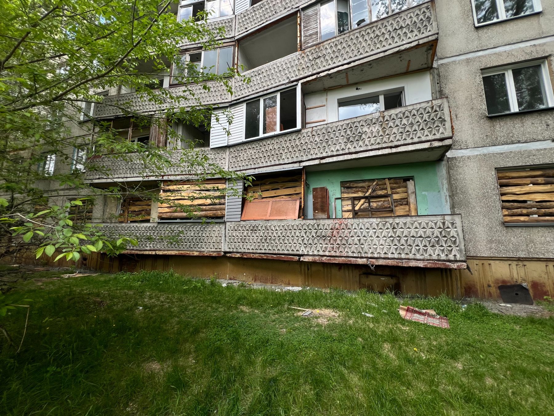 Окна и двери в здании заблокировали. 