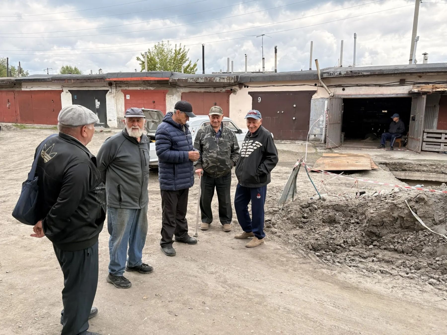 Владельцы некоторых гаражей не имеют возможно даже зайти туда