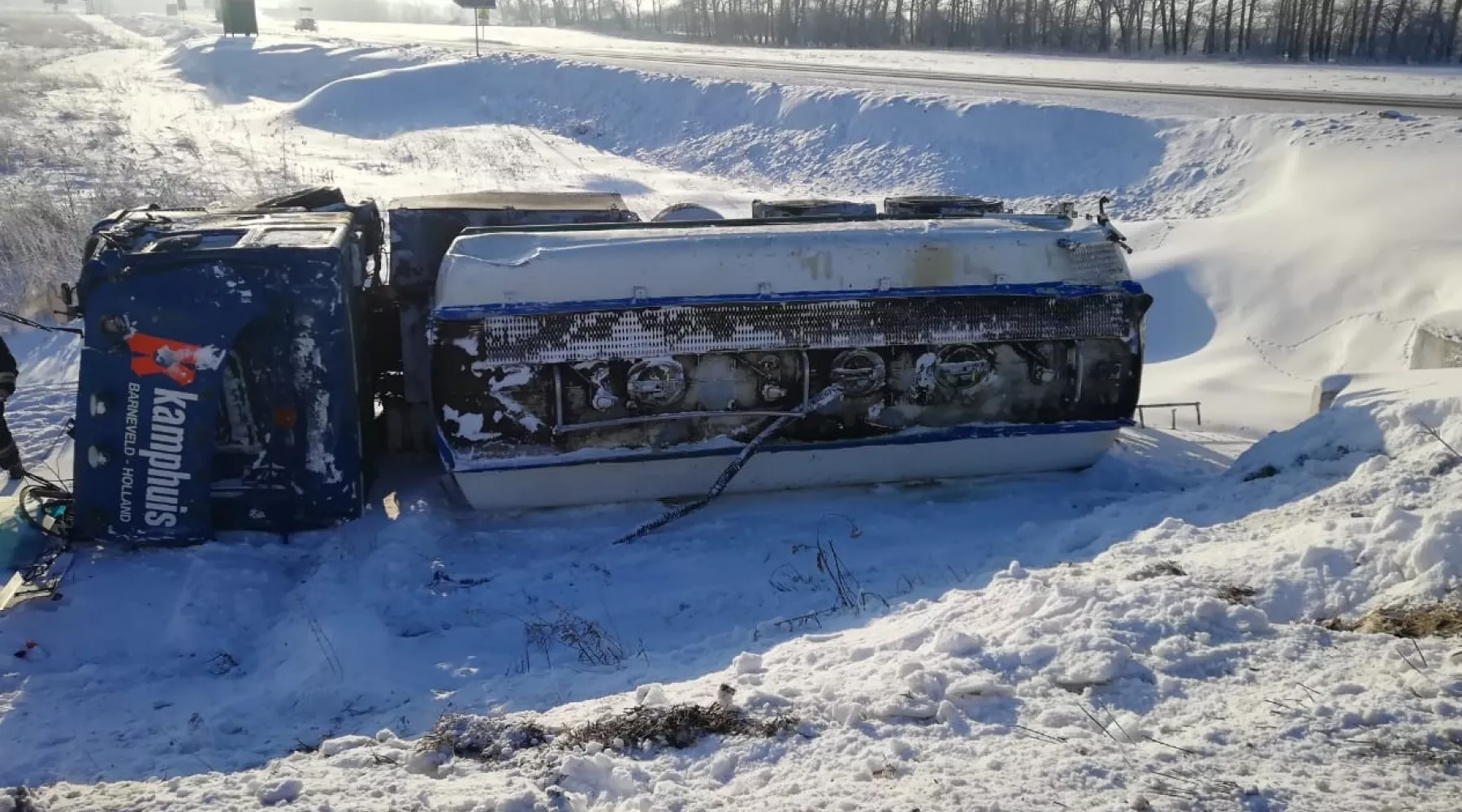 Большая цистерна с топливом опрокинулась в пригороде Бийска 