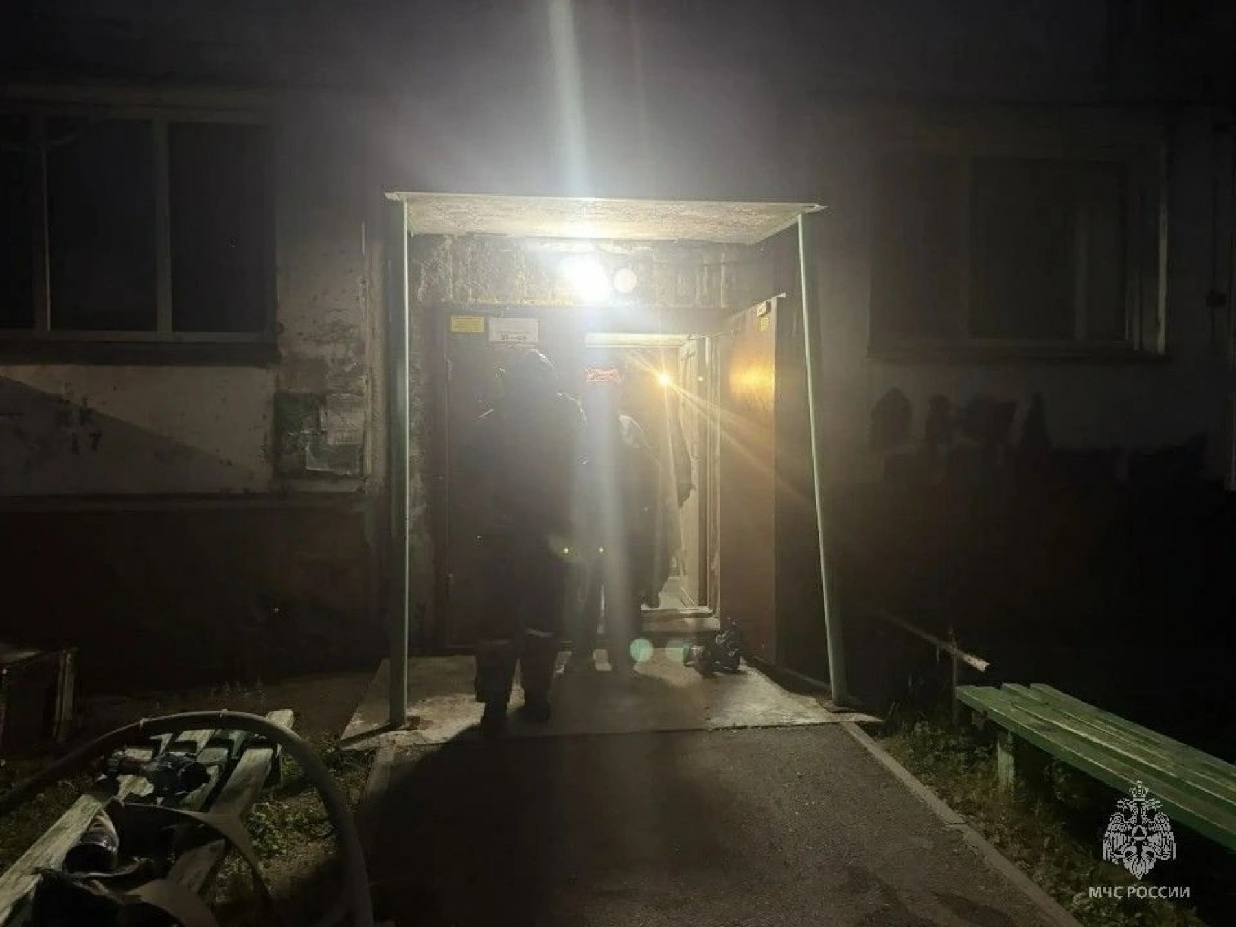 Ночью в Бийске при пожаре в пятиэтажном жилом доме спасены пять человек