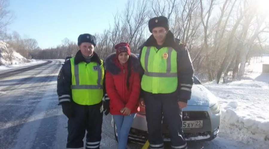 Замерзающую на Чуйском тракте бийчанку спасли сотрудники ГИБДД