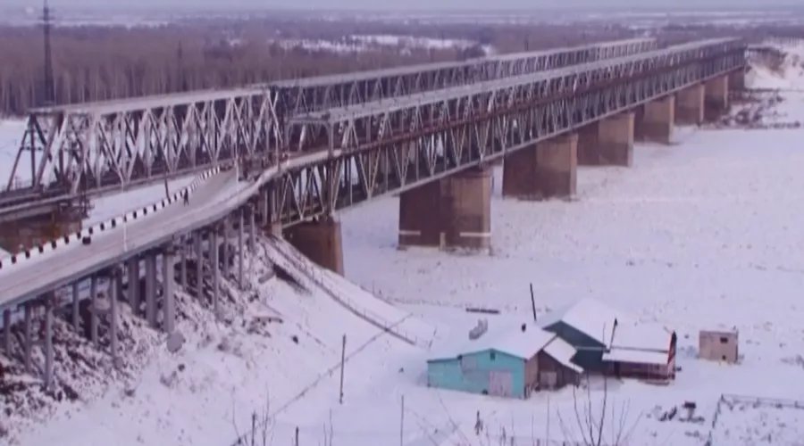 Водителей грузовиков штрафуют на старом мосту в Барнауле 