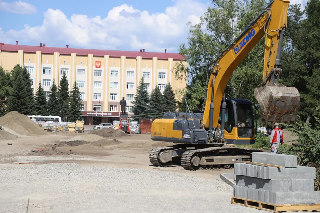 Город начинается с центра: как в Бийске идет благоустройство парка и сквера - Информационный портал "Бийский рабочий", 25.06.2026