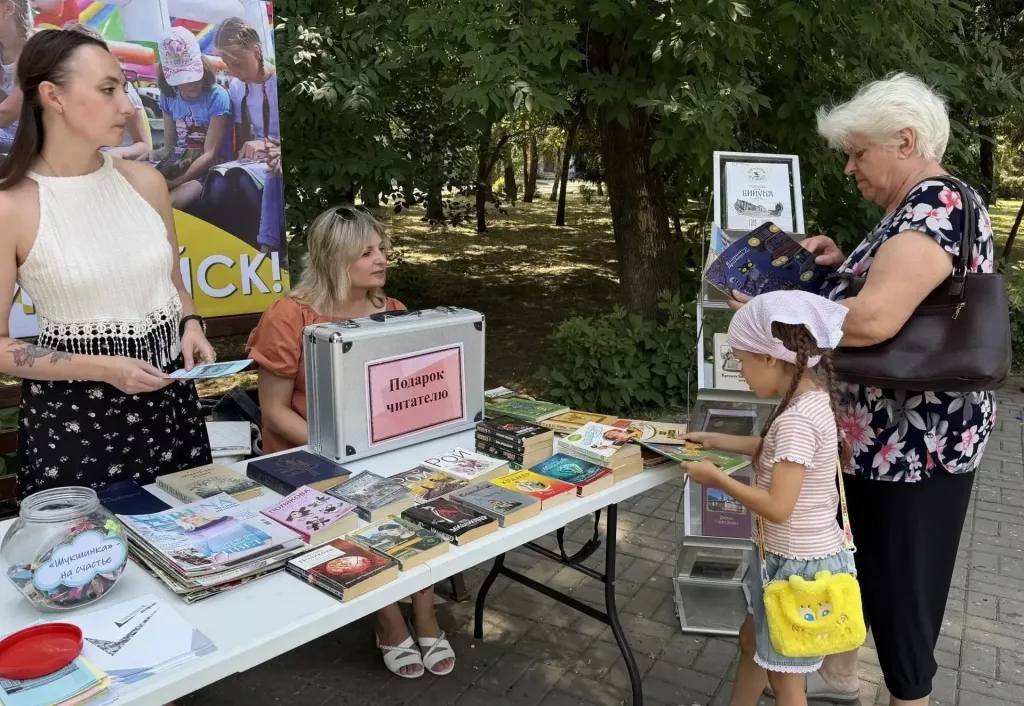 Центральная городская библиотека провела акцию «Читай, Бийск» - Информационный портал "Бийский рабочий", 25.06.2026